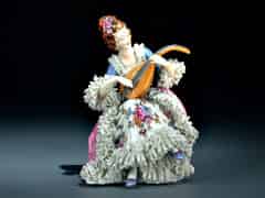 Detailabbildung: Porzallan Figurine einer Mandoline spielenden jungen Dame 