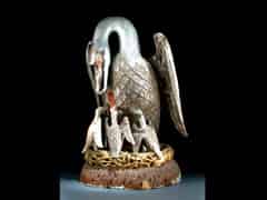 Detailabbildung: Schnitzfigur eines Pelikans
