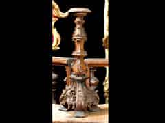 Detailabbildung: Geschnitzter Kerzenleuchter im Rokoko-Stil