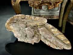 Detail images: Großer, geschnitzter Flügel einer Engelsfigur