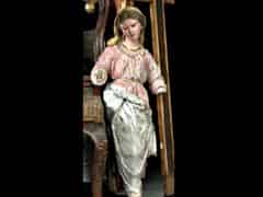 Detailabbildung: Geschnitzte Madonnenfigur mit jugendlichem Gesicht
