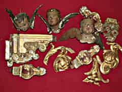 Detail images: Konvolut von Schnitzfiguren und gefassten Dekorationelementen