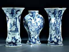 Detailabbildung: Satz von drei Delfter Vasen