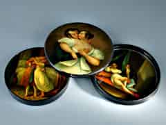 Detailabbildung: Runde Lackdose in Art von Stobwasser mit erotischen Darstellungen