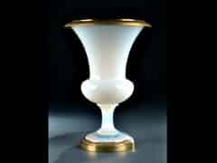 Detail images: Milchglas-Vase mit Bronze-Montierung
