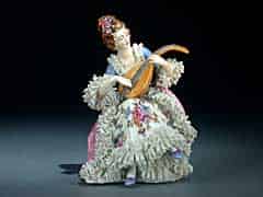 Detailabbildung: Porzallan Figurine einer Mandoline spielenden jungen Dame