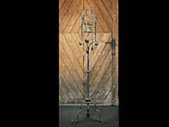 Detailabbildung:  Schmiedeeiserner Ständer mit Glockenstuhl