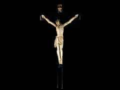 Detailabbildung: Holzkreuz mit geschnitztem Corpus Christi