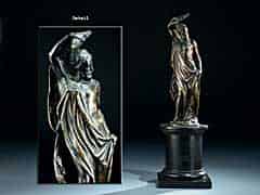 Detailabbildung: Bronzefigur eines Blitze schleudernden Zeus