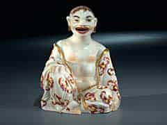 Detailabbildung: Porzellanfigur eines sitzenden Chinoiserie-Buddhas (sog. Pagode)