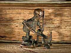 Detail images: Bronzefigur eines Tödlein-Skeletts