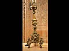 Detailabbildung: Geschnitzter und bronzevergoldeter Altarkerzenleuchter