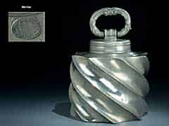 Detailabbildung: Äußerst seltene und ebenso originelle Salzburger Zinn-Schraubflasche um 1700