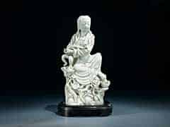 Detailabbildung: Chinesische Porzellanfigur einer auf Felssockel sitzenden Kuan-Yin mit Ju-Zepter