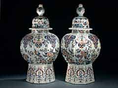 Detail images: Paar Delfter Fayence-Vasen