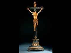 Detailabbildung: Christuskreuz mit in Braun gefasstem Corpus Christi