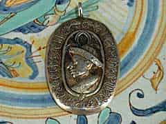 Detail images: Ovales, getriebenes Medaillon mit Kopfbildnis des Kaisers Karl VII. (1422-1461)