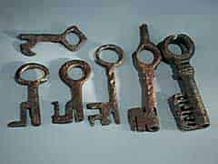 Detail images: Konvolut von sechs romanischen Eisenschlüsseln