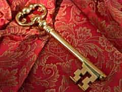 Detailabbildung: Großer vergoldeter Messingschlüssel in Art eines Kammerherrnschlüssels