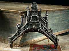Detail images: Silberner Beutelverschluss mit gotischer Architektur