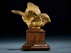 Detailabbildung: Kleiner feuervergoldeter Vogel in Bronze