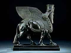 Detailabbildung: Bronzefigur eines assyrisch-babylonischen, geflügelten Stieres