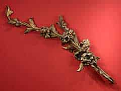 Detail images: Wandapplike in Form eines geschnitzten und vergoldeten Rosenzweiges im Rokoko-Stil