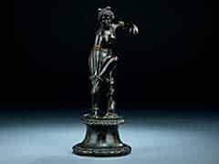 Detailabbildung:  Bronzefigur einer Sandalen bindenden Venus