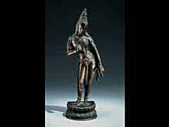Detailabbildung: Bronzefigur eines stehenden Shiva auf Lotusblüten-Sockel