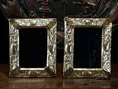 Detail images: Paar kleine, barocke Spiegelrämchen mit getriebener Metallverkleidung