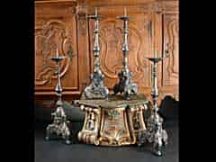 Detailabbildung: Seltener Satz von vier zusammengehörigen Altar-Kerzenleuchtern