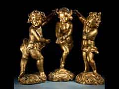 Detailabbildung: Gruppe von drei geschnitzten, gefassten und vergoldeten Puttenfiguren