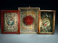 Detail images: Konvolut von drei gerahmten Andachtsbildern/Wachsbildern in Klosterarbeit