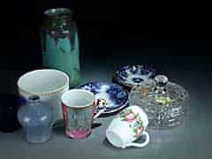 Detailabbildung: Konvolut von Vasen, Tassen, Gläsern und einer Kristalldeckeldose