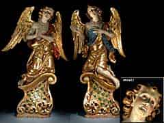 Detail images: Paar geschnitzte, gefasste und teilvergoldete Altarengel