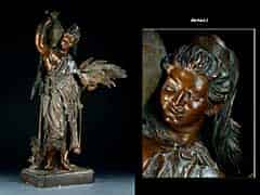 Detailabbildung: Keramikfigur einer einen Krug tragenden Frau