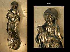 Detailabbildung: Relieffigur einer Madonna mit Kind