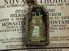 Detailabbildung: Gnadenbild-Schaudose der “Schwarzen Madonna“ aus Altötting
