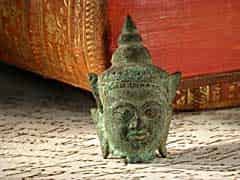 Detailabbildung: Bronzekopf einer Buddafigur
