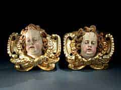 Detailabbildung: Paar barocke Engelsköpfe in Knorpelwerk-Dekoration