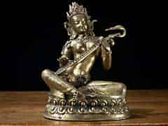 Detailabbildung: Nepalesische Bronzefigur einer weiblichen Gottheit mit Saiteninstrument