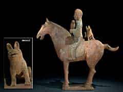 Detailabbildung: Pferd der Tang-Dynastie mit Reiter, Falke und Hund