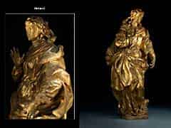 Detailabbildung: Geschnitzte, gefasste und ganzvergoldete weibliche Standfigur