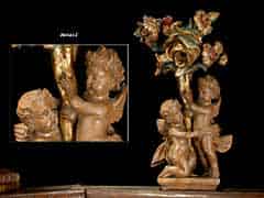 Detailabbildung: Schnitzfigurengruppe zweier Engel mit Blütenbaum