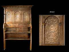 Detailabbildung: Bücherregal aus Teilen eines Renaissance-Chorgestühls