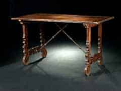 Detailabbildung: Barocker Tisch in massiv Nußbaum