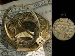Detail images: Kleine Sonnenuhr mit Kompass in Messing