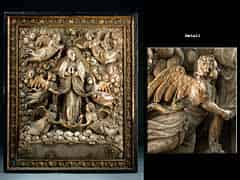 Detailabbildung: Alabaster-Schnitzrelief einer Marien-Apotheose Himmelfahrt Mariens