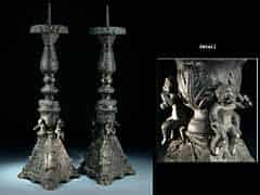 Detailabbildung: Paar italienische hochbarocke Bronze-Kirchenleuchter