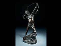 Detailabbildung: Der Bogenschütze Bronzefigur eines mit Lendenschurz bekleideten Jünglings. 